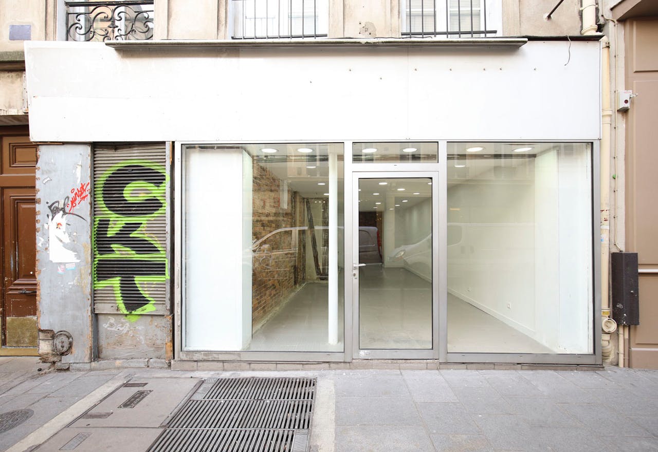 Trendy Haut Marais Pop-Up Boutique - Image 2