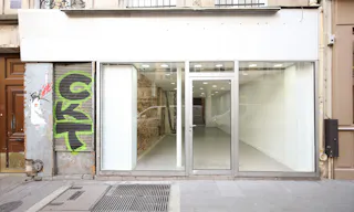 Trendy Haut Marais Pop-Up Boutique - Image 2