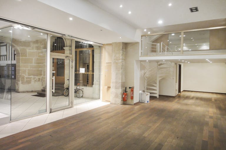 Modern Showroom in Sentier - Image 0