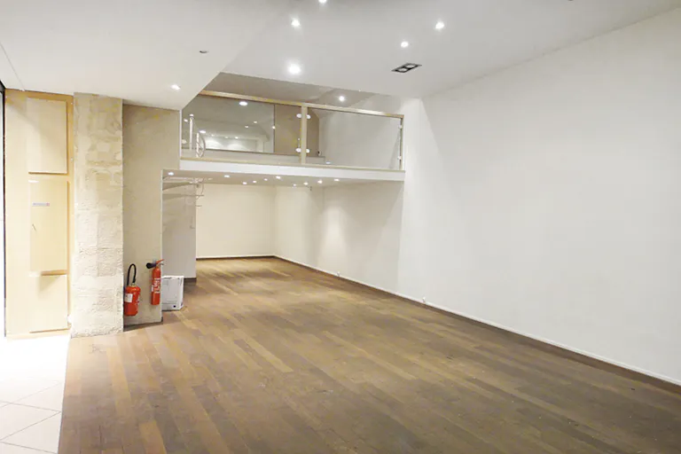 Modern Showroom in Sentier - Image 1