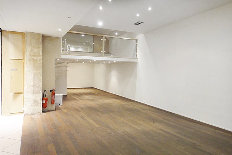 Modern Showroom in Sentier - Image 1