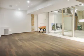 Modern Showroom in Sentier - Image 2