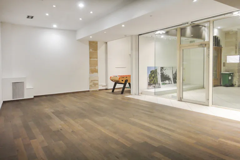 Modern Showroom in Sentier - Image 2