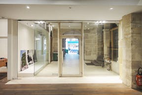 Modern Showroom in Sentier - Image 3