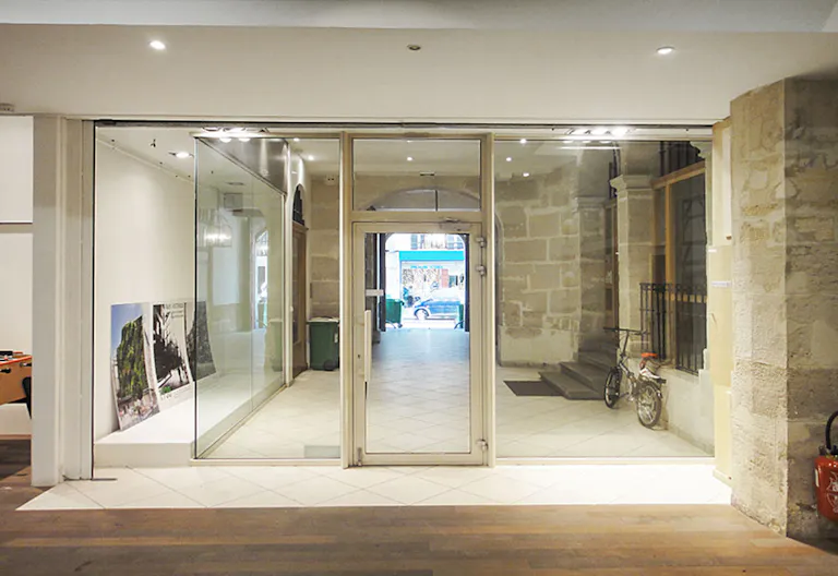 Modern Showroom in Sentier - Image 3