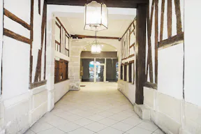 Modern Showroom in Sentier - Image 4