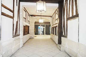 Modern Showroom in Sentier - Image 4