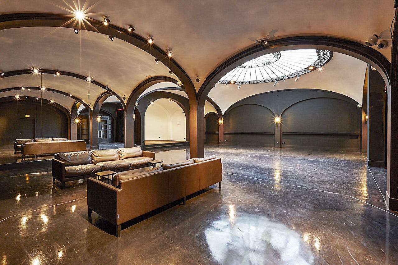 Showroom in Historic Invalides - Image 1