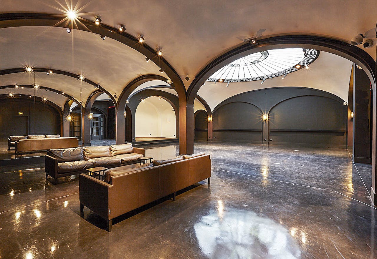 Showroom in Historic Invalides - Image 1