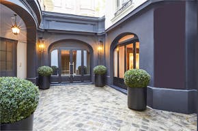 Showroom in Historic Invalides - Image 2