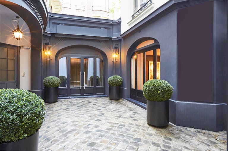 Showroom in Historic Invalides - Image 2