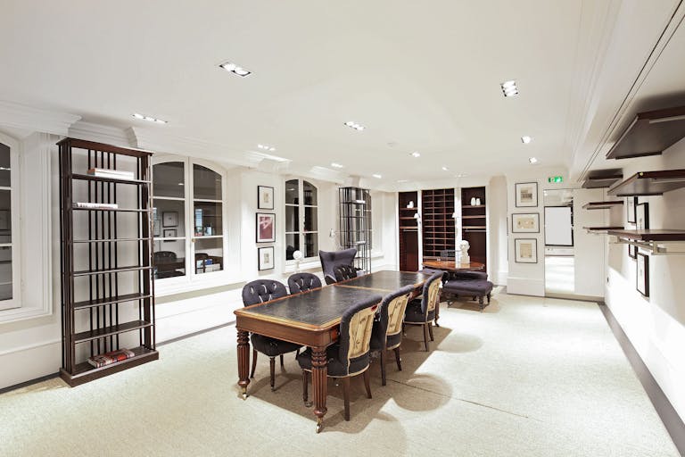 Beautiful Showroom in Madeleine - Image 3