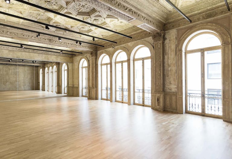 Incredible Showroom in Opera - Image 0