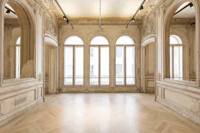Incredible Showroom in Opera - Image 1