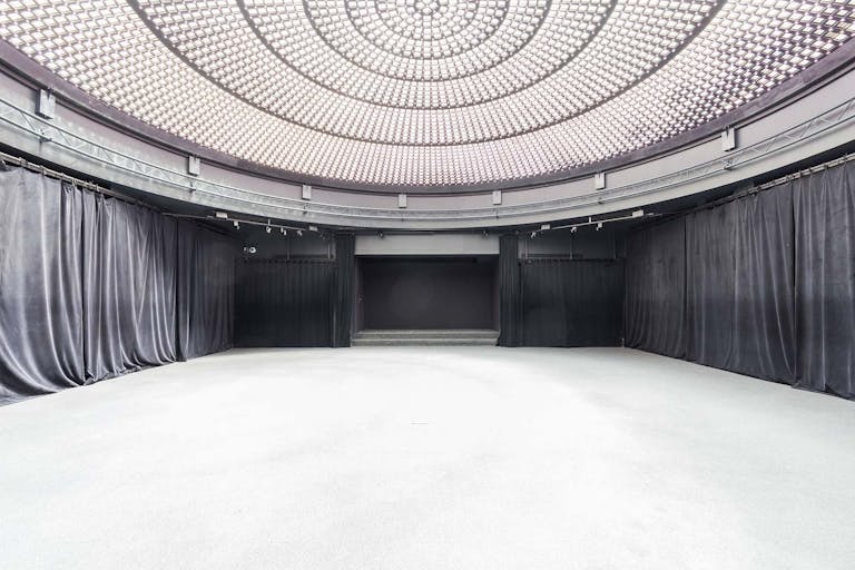 Incredible Showroom in Opera - Image 2