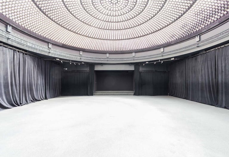 Incredible Showroom in Opera - Image 2