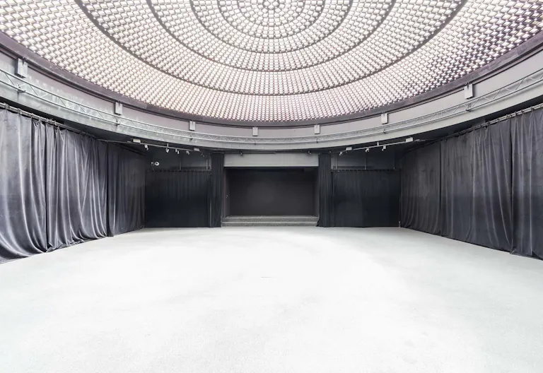 Incredible Showroom in Opera - Image 2