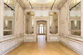 Incredible Showroom in Opera - Image 7