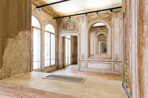 Incredible Showroom in Opera - Image 8