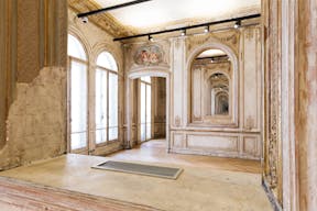 Incredible Showroom in Opera - Image 8