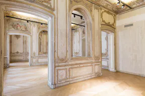 Incredible Showroom in Opera - Image 9