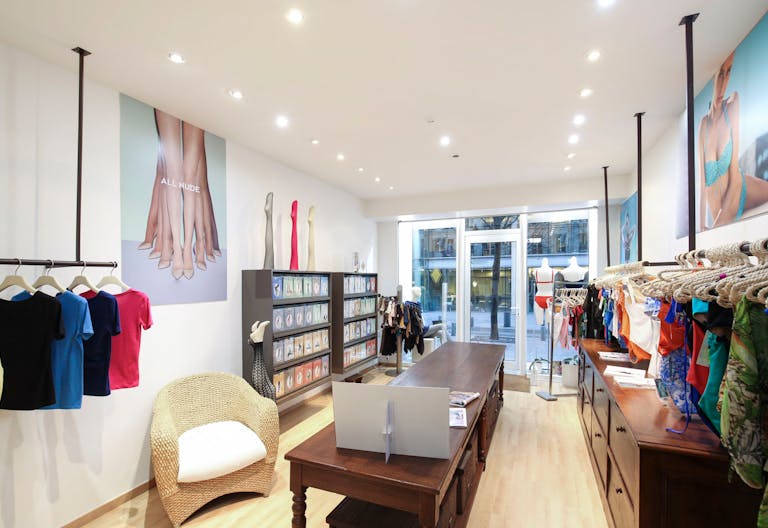 Sleek Shop in Upmarket Palais Royal - Image 2