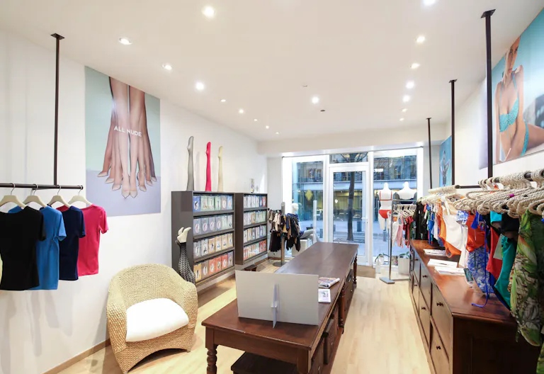 Sleek Shop in Upmarket Palais Royal - Image 2