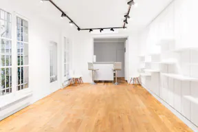Modern Showroom in Place Vendôme - Image 1