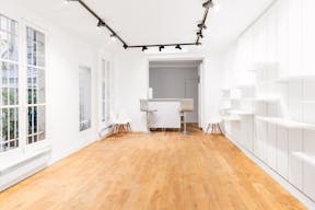 Modern Showroom in Place Vendôme - Image 1