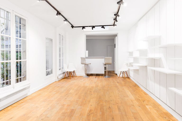 Modern Showroom in Place Vendôme - Image 1