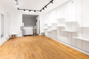 Modern Showroom in Place Vendôme - Image 2