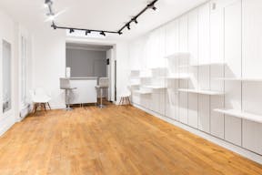 Modern Showroom in Place Vendôme - Image 2