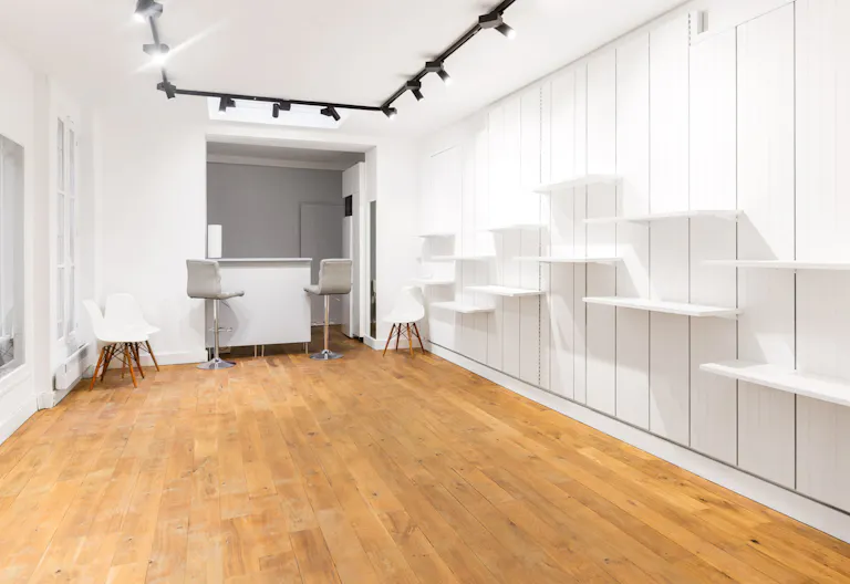 Modern Showroom in Place Vendôme - Image 2