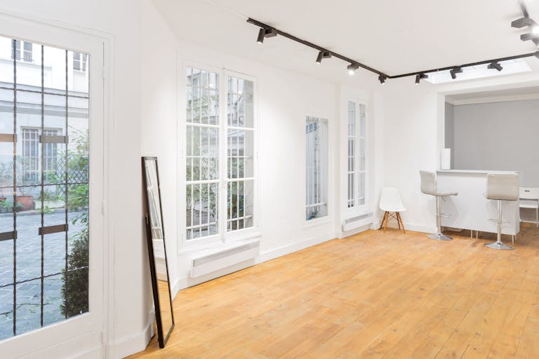 Modern Showroom in Place Vendôme - Image 3