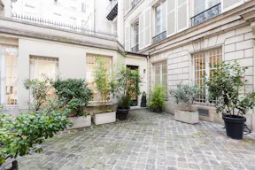 Modern Showroom in Place Vendôme - Image 5