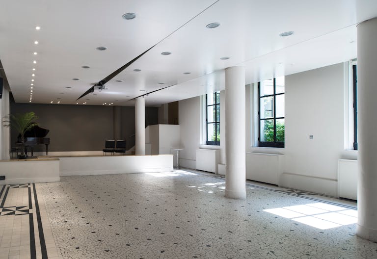 Unique Space in Faubourg-du-Roule - Image 2