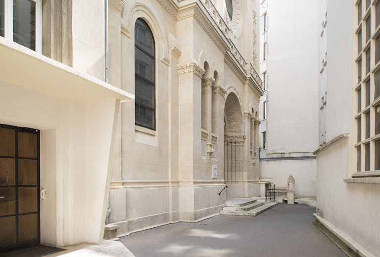 Unique Space in Faubourg-du-Roule - Image 4