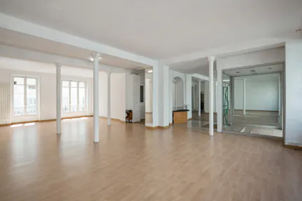 Vast Showroom in République - Image 0
