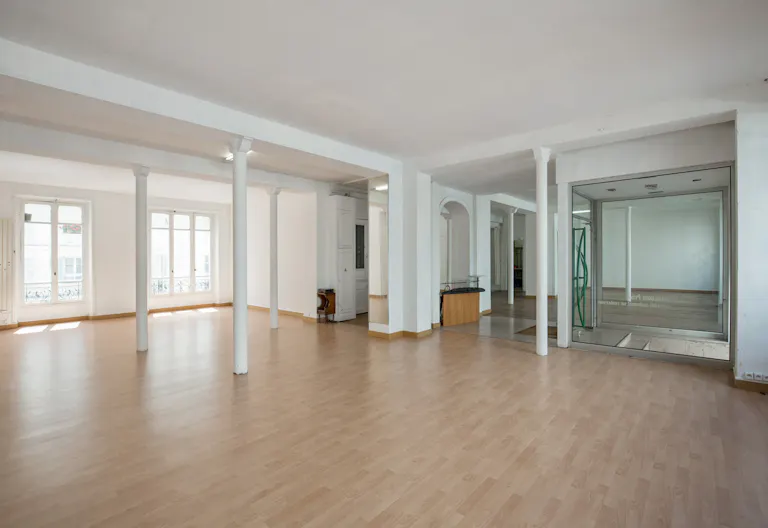 Vast Showroom in République - Image 0