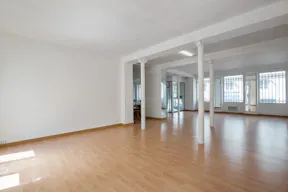 Vast Showroom in République - Image 1