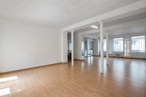 Vast Showroom in République - Image 1