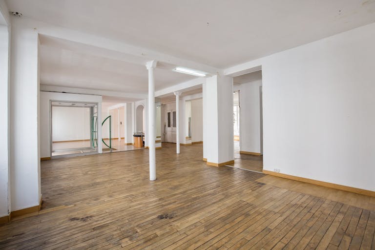 Vast Showroom in République - Image 3