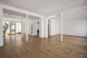 Vast Showroom in République - Image 4