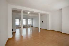 Vast Showroom in République - Image 5