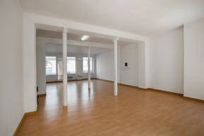 Vast Showroom in République - Image 5