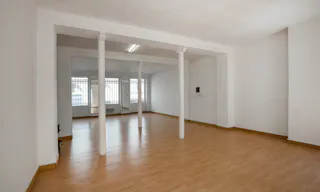 Vast Showroom in République - Image 5