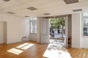 Showroom in Luxury Triangle d'Or - Image 0