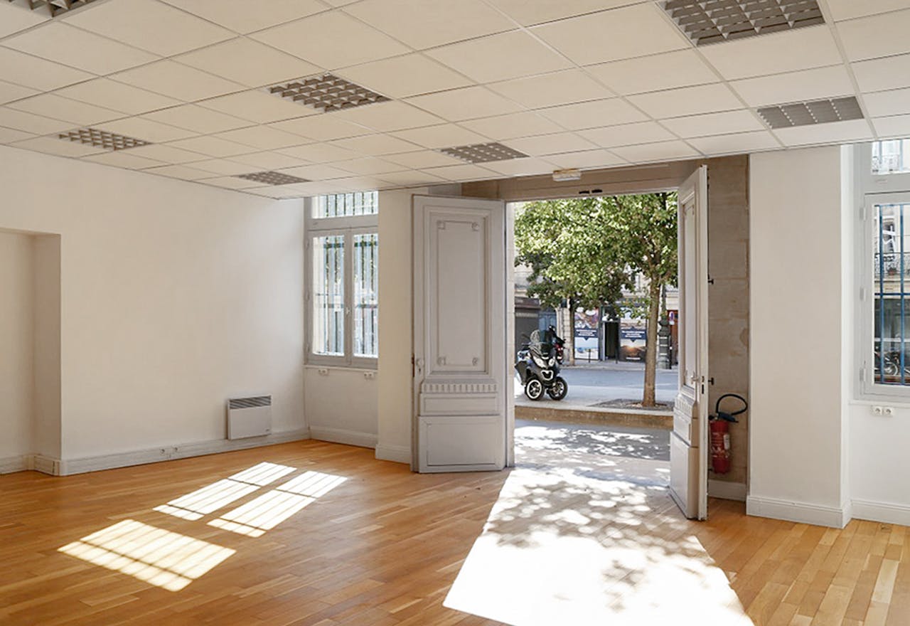 Showroom in Luxury Triangle d'Or - Image 0