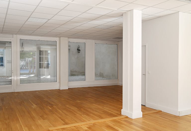 Showroom in Luxury Triangle d'Or - Image 1