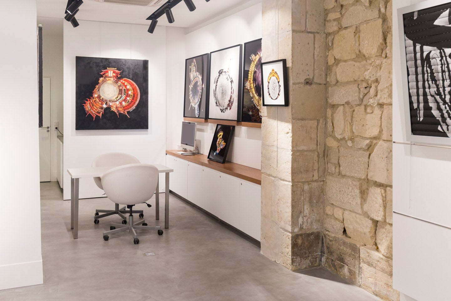 Place Des Vosges Pop-Up Gallery in Paris Marais